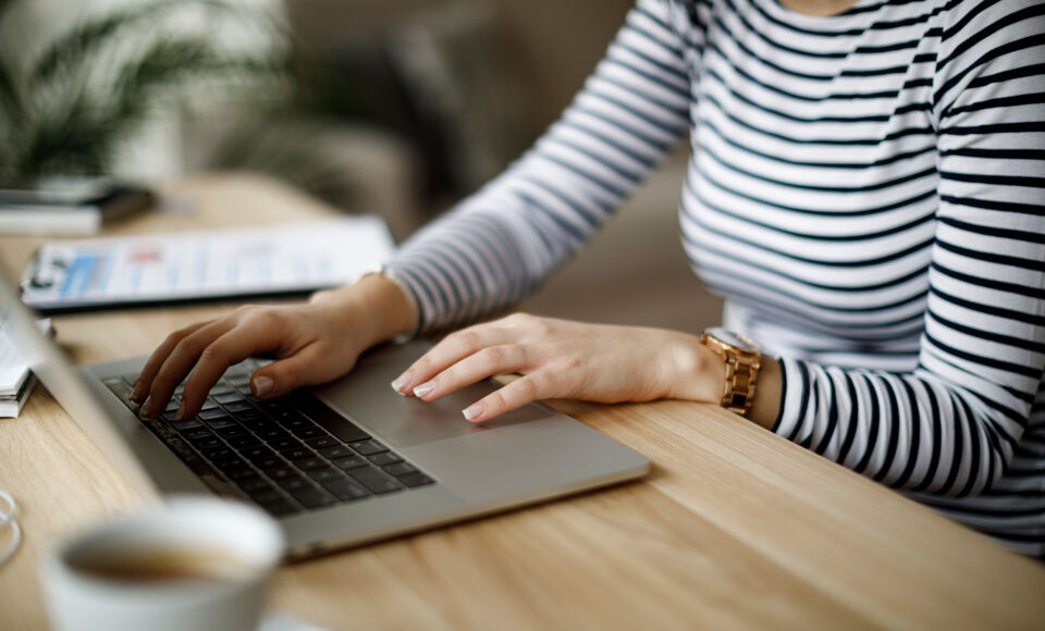 affacturage femme bureau ordinateur professionnel