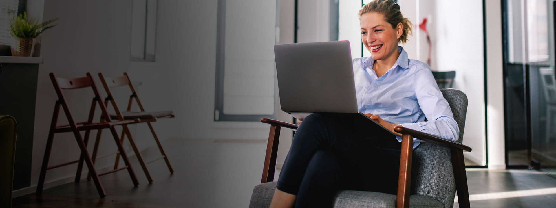 bureau femme ordinateur professionnel