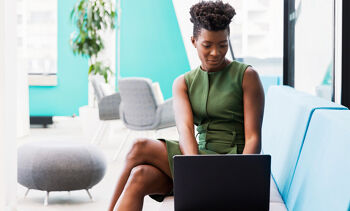 femme ordinateur bureau trésorerie