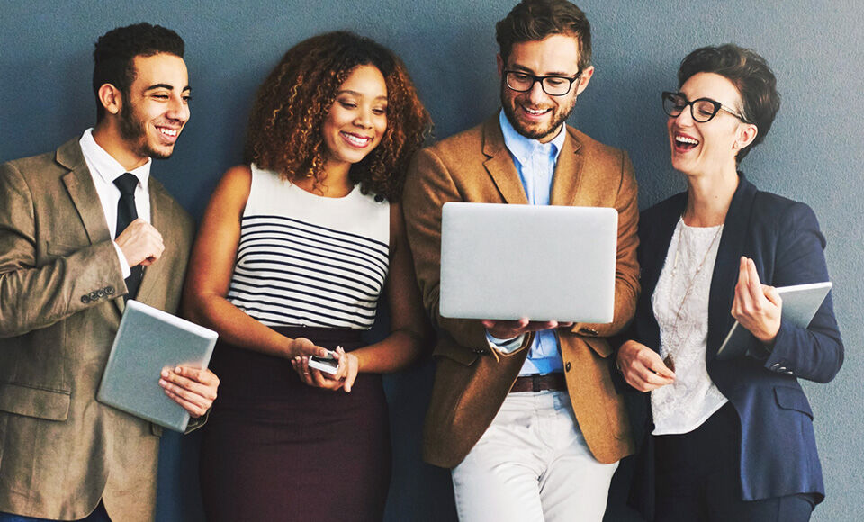 salariés ordinateur hommes femmes