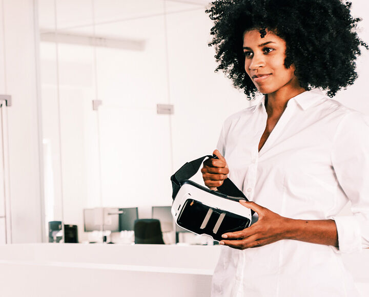 femme entrepreneuse casque vr numérique