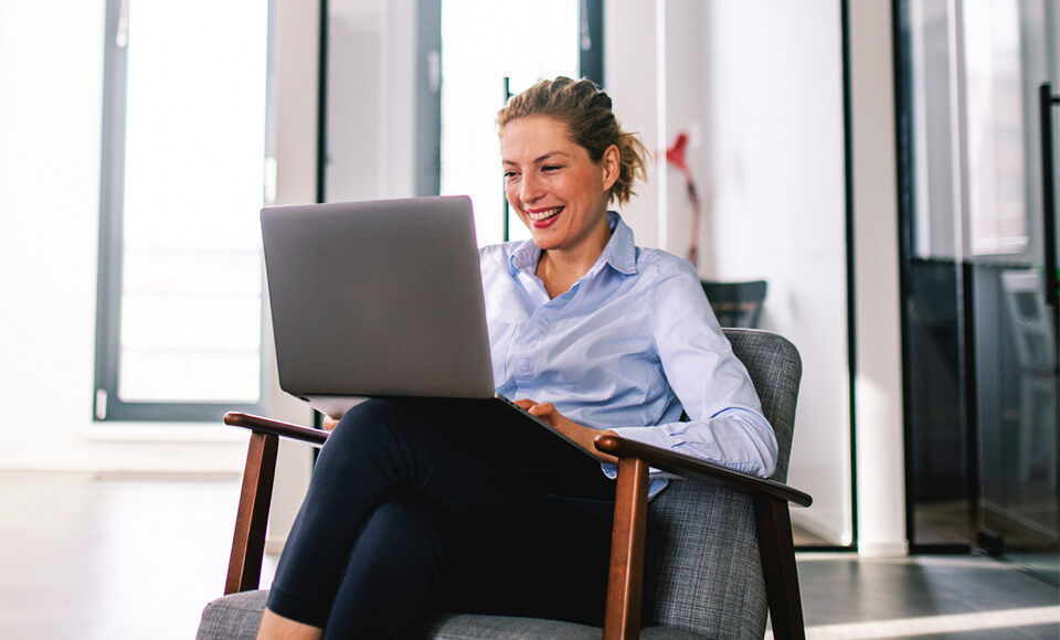 femme bureau ordinateur professionnel