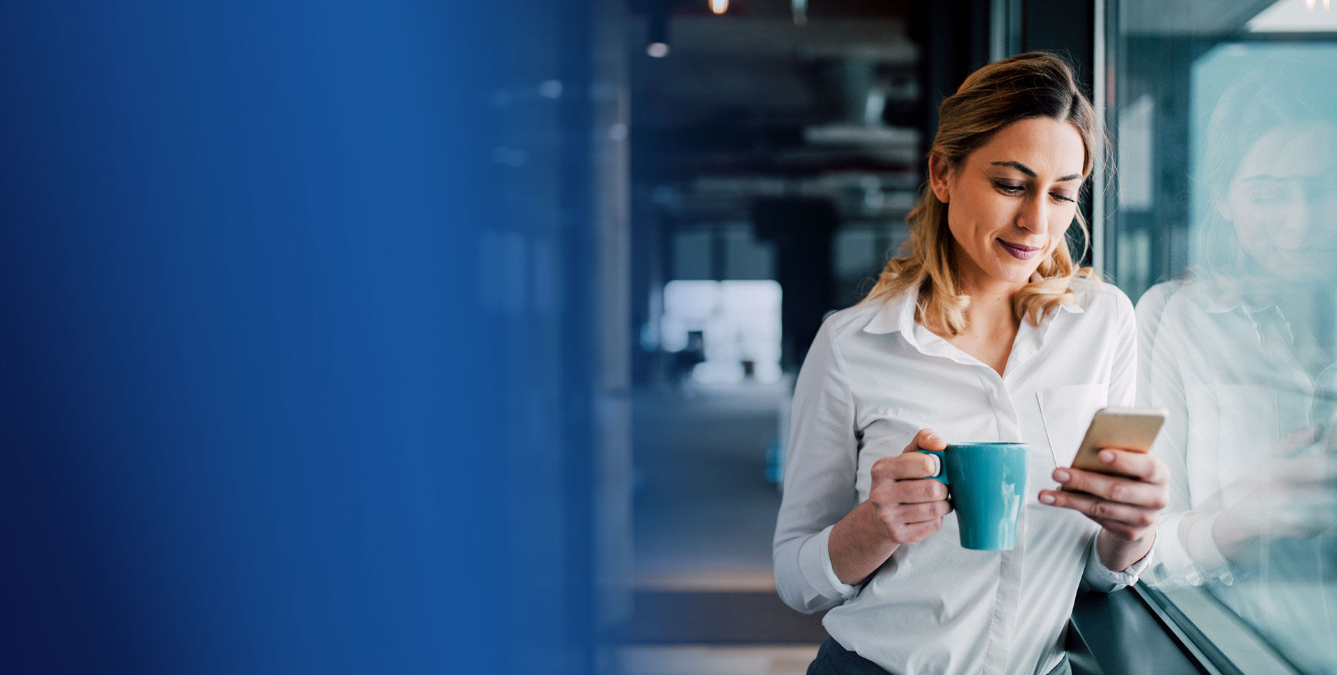 femme smartphone bureau salari&eacute;e