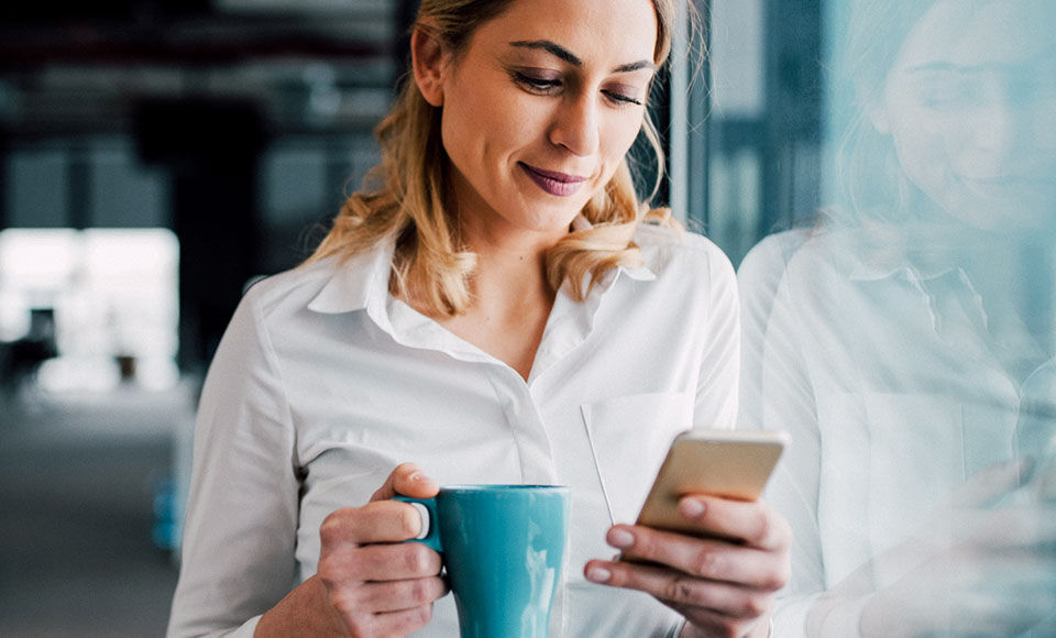 femme smartphone bureau salari&eacute;e