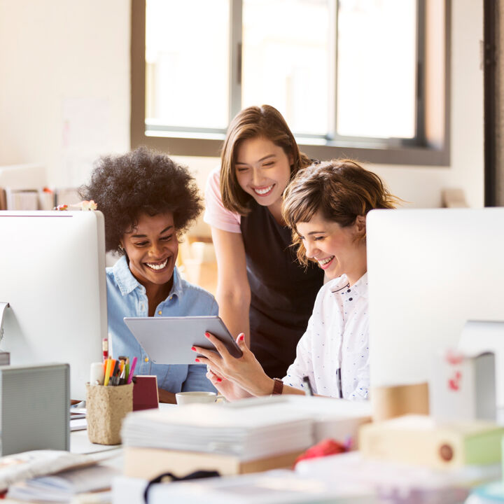 femmes salariées bureau ordinateur