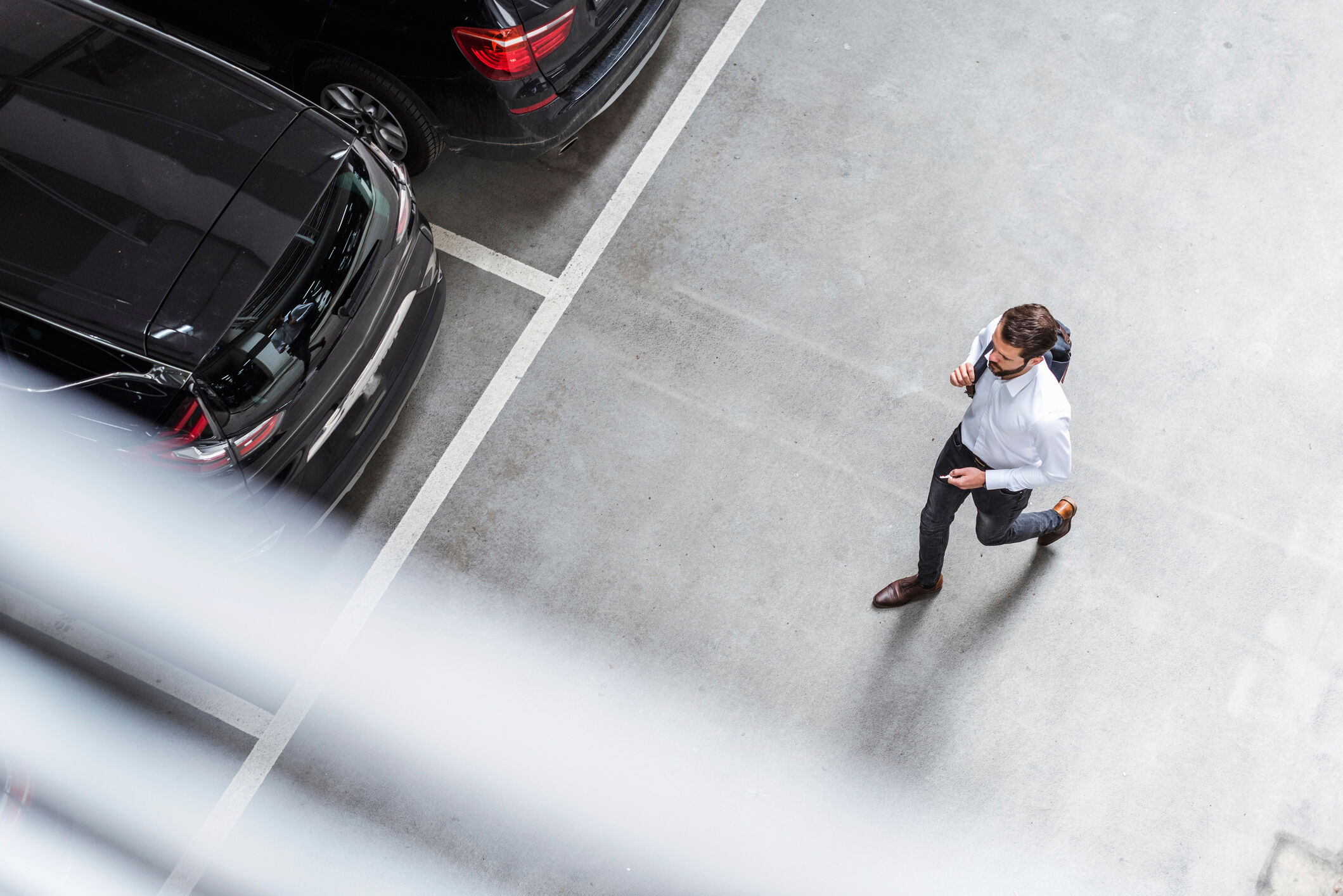 homme voiture parking