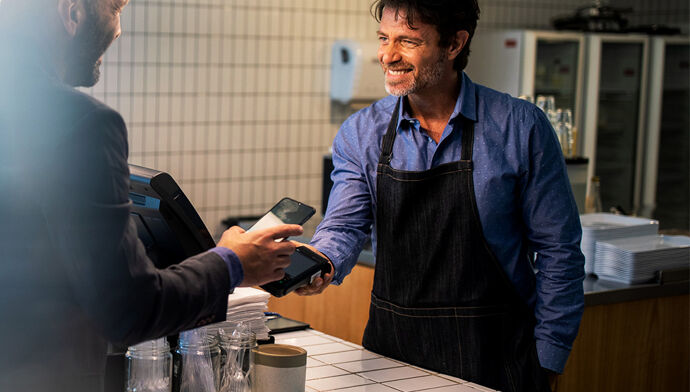 commerçant paiement cuisine hommes