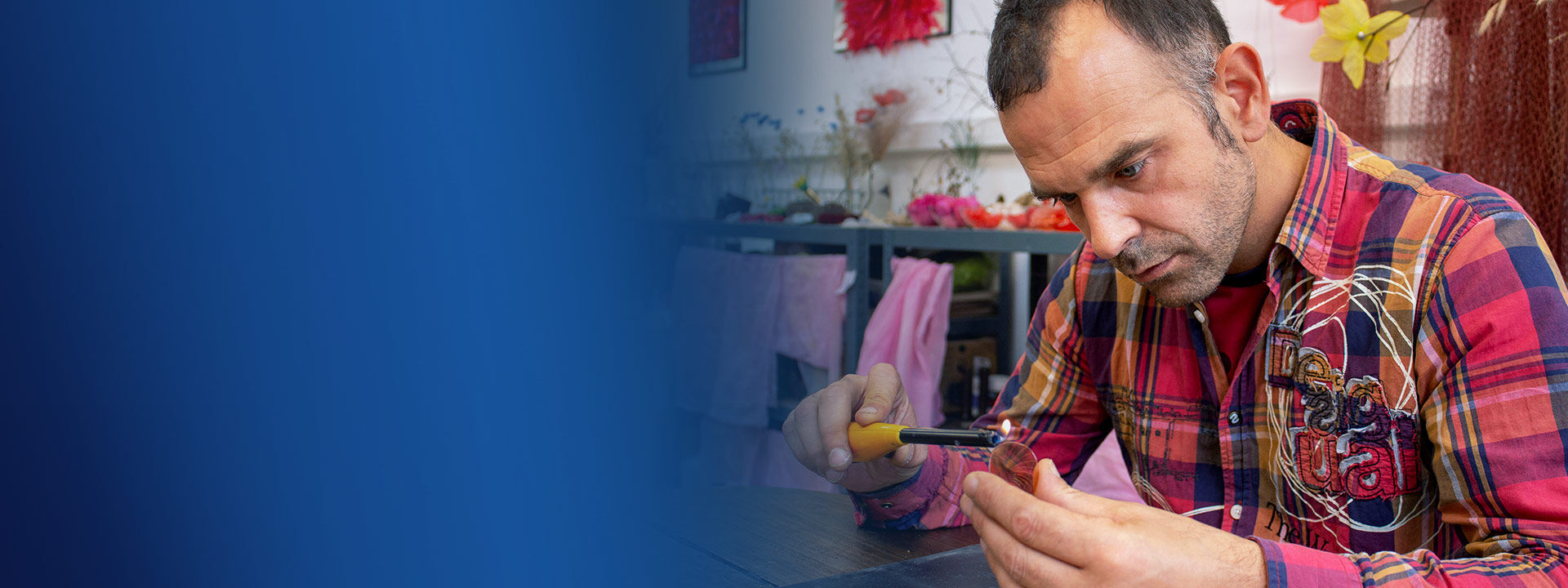 banniere Homme artisan concentr&eacute; sur son travail