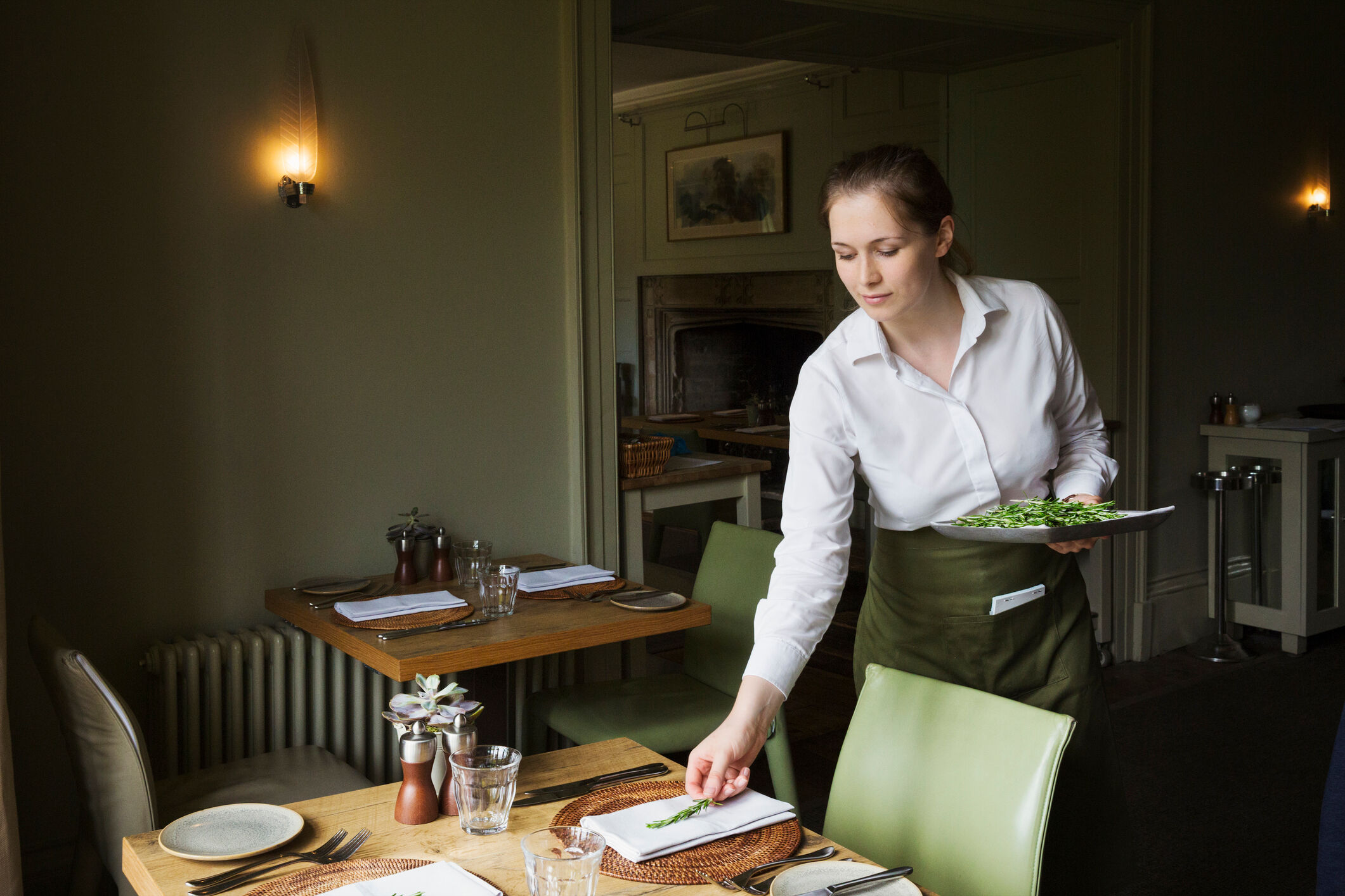 employ&eacute;e femme restaurant caf&eacute; table