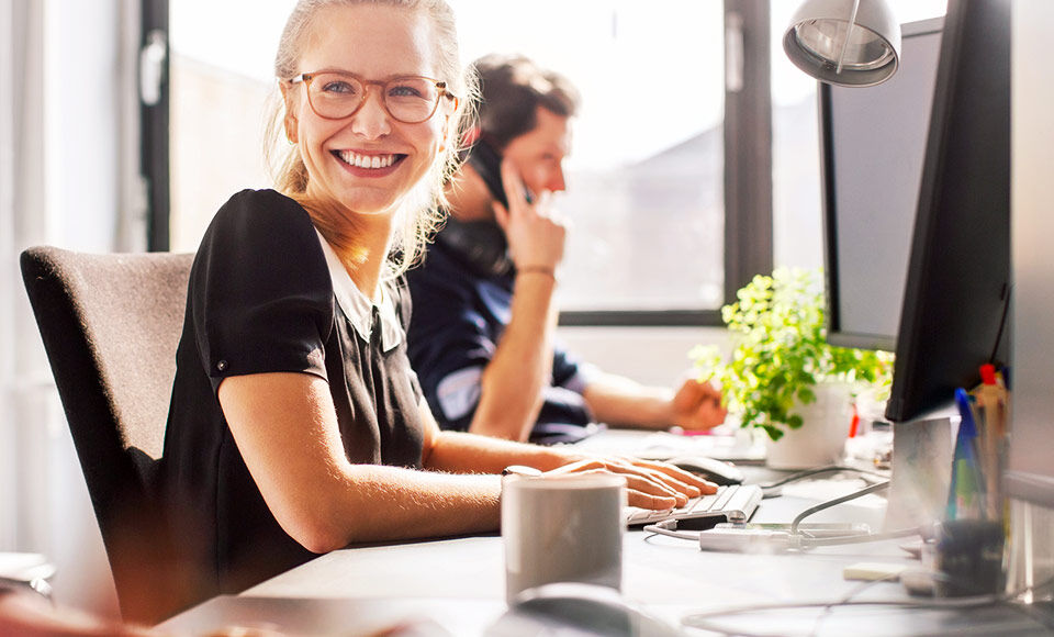 femme employ&eacute;e bureau travail