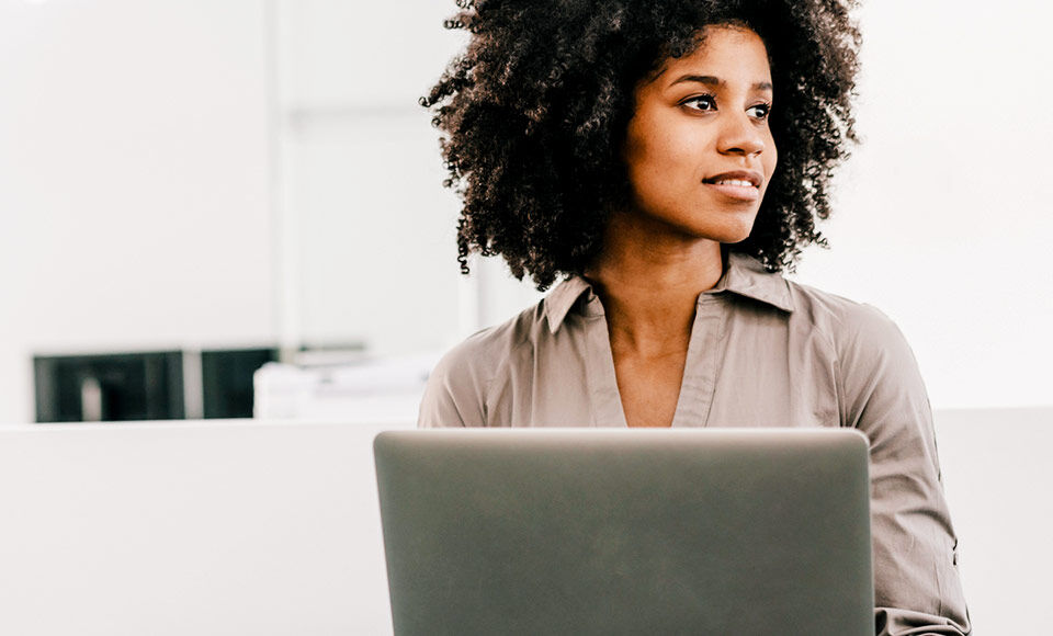 femme ordinateur bureau