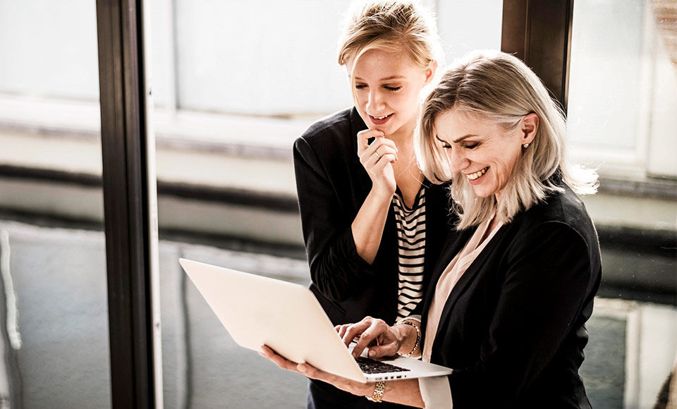 femme employ&eacute;es bureau ordinateur