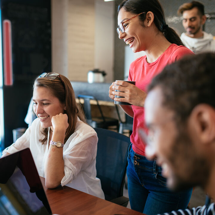 salariés bureau ordinateur femmes hommes
