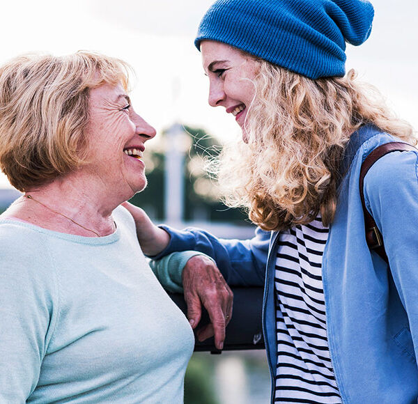 Jeune femme et vieille femme souriantes