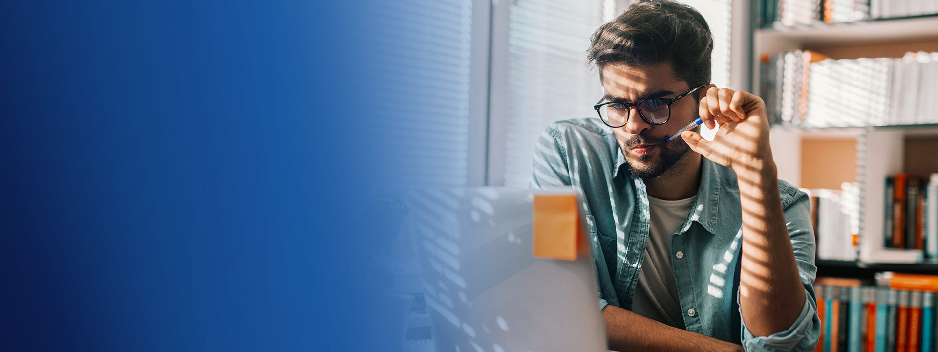 banniere Femme d'affaires à l'aide de smartphone alors qu'il était assis au bar du restaurant