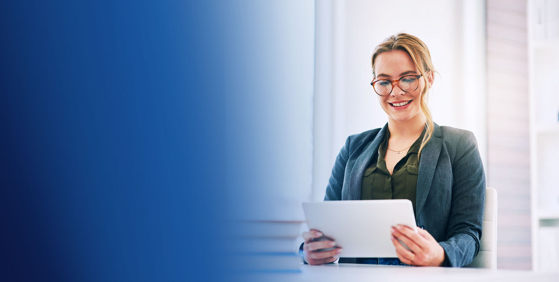 femme employ&eacute;e bureau professionnel