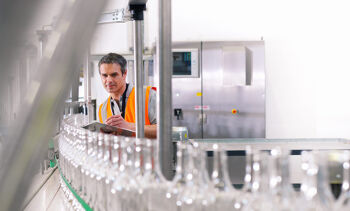 employé usine bouteilles professionnel