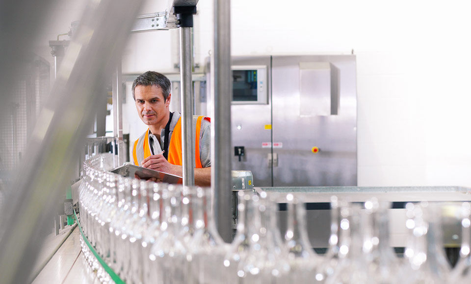 employé usine bouteilles professionnel