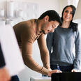 Jeune couple signant l'achat de son bien immobilier