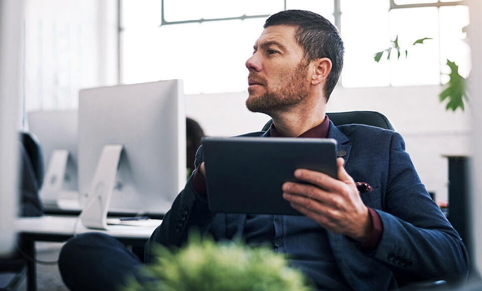 homme employ&eacute; ordinateur bureau