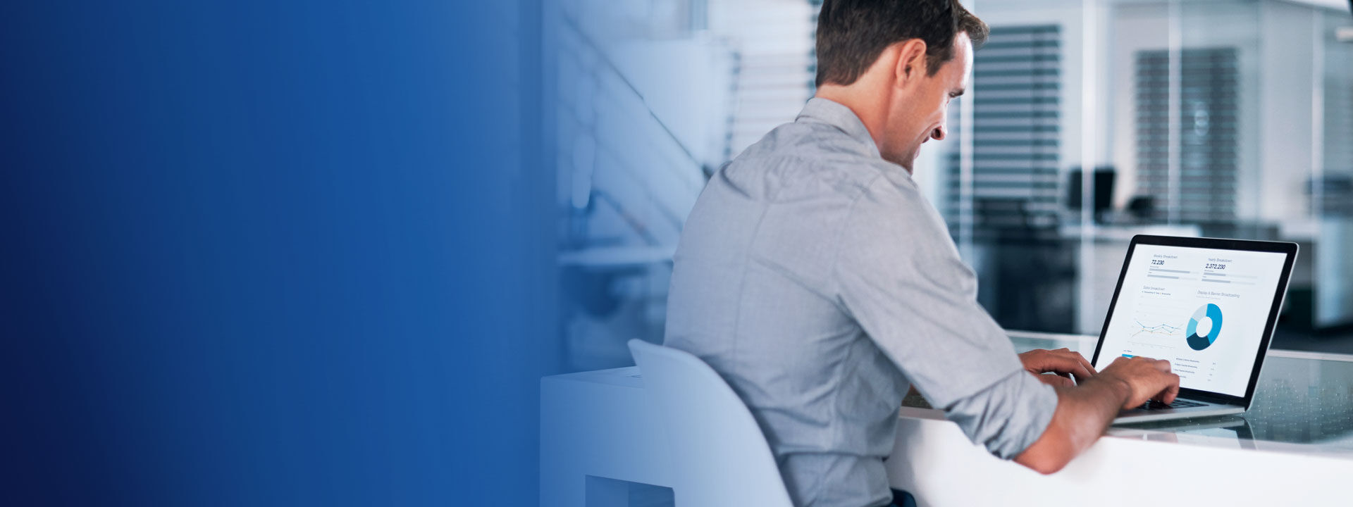 homme employé ordinateur bureau