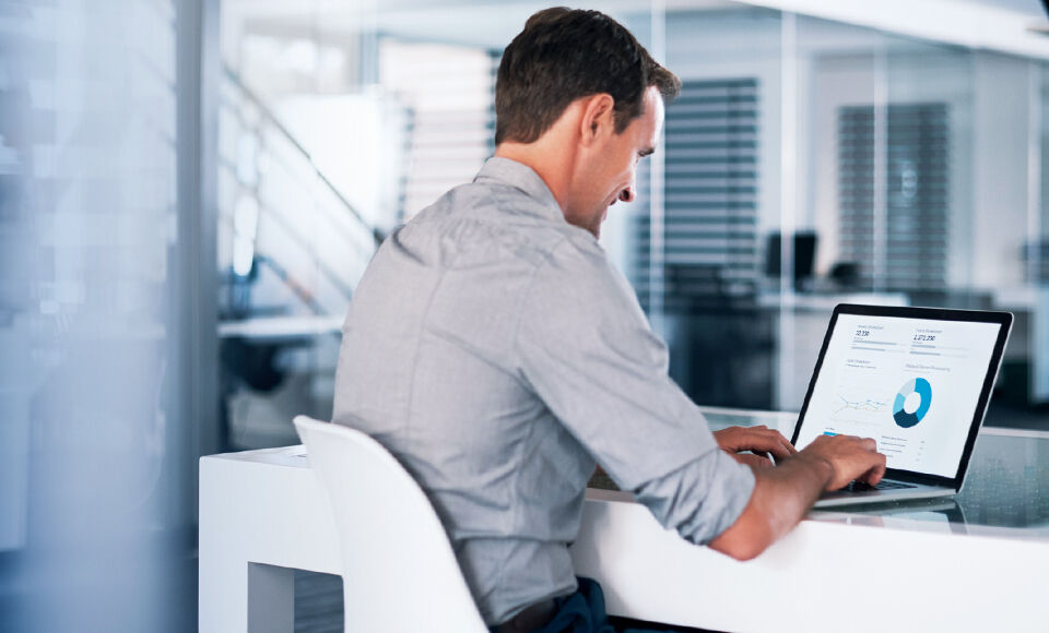 homme employé ordinateur bureau