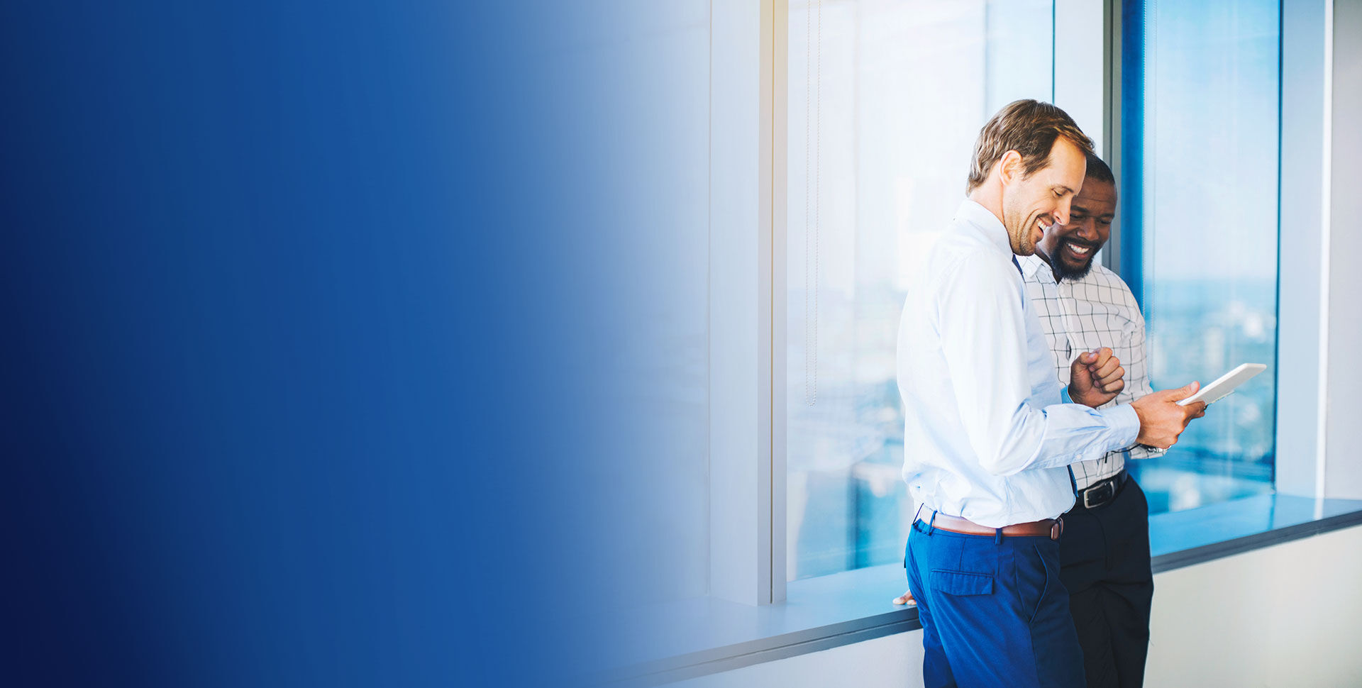 banniere deux hommes salari&eacute;s debout discutant tablette