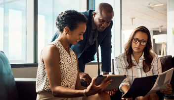 Groupe de travail 2 femmes un homme tablette document