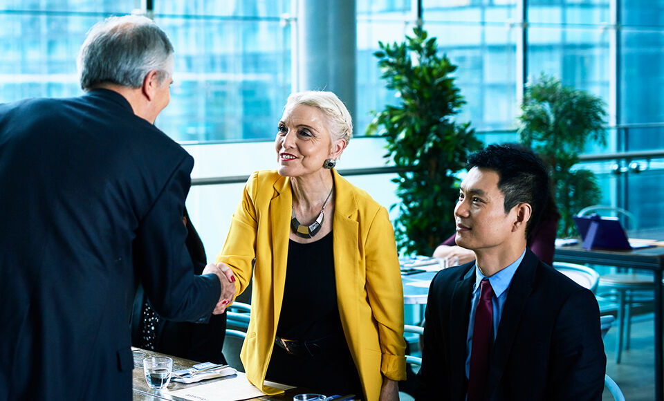 partenaire concluant un accord femme homme serrant leurs mains