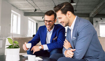 hommes assis sur fauteuil discutant travail