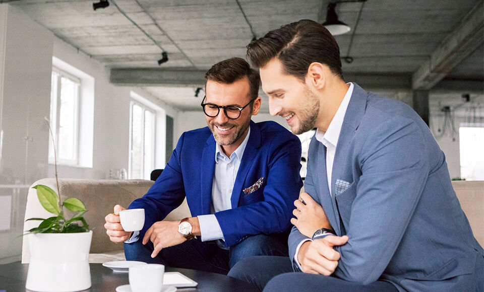 hommes assis sur fauteuil discutant travail