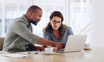 femme homme employés bureau ordinateur