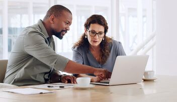 femme homme employés bureau ordinateur