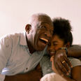 Grand pere serrant sa petite fille dans ses bras