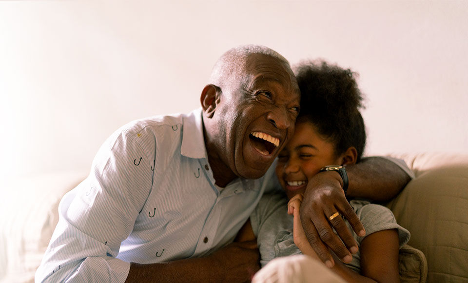 Grand pere serrant sa petite fille dans ses bras