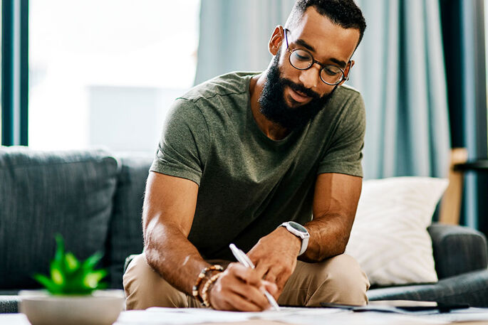 jeune homme a lunette barbu signant un contrat