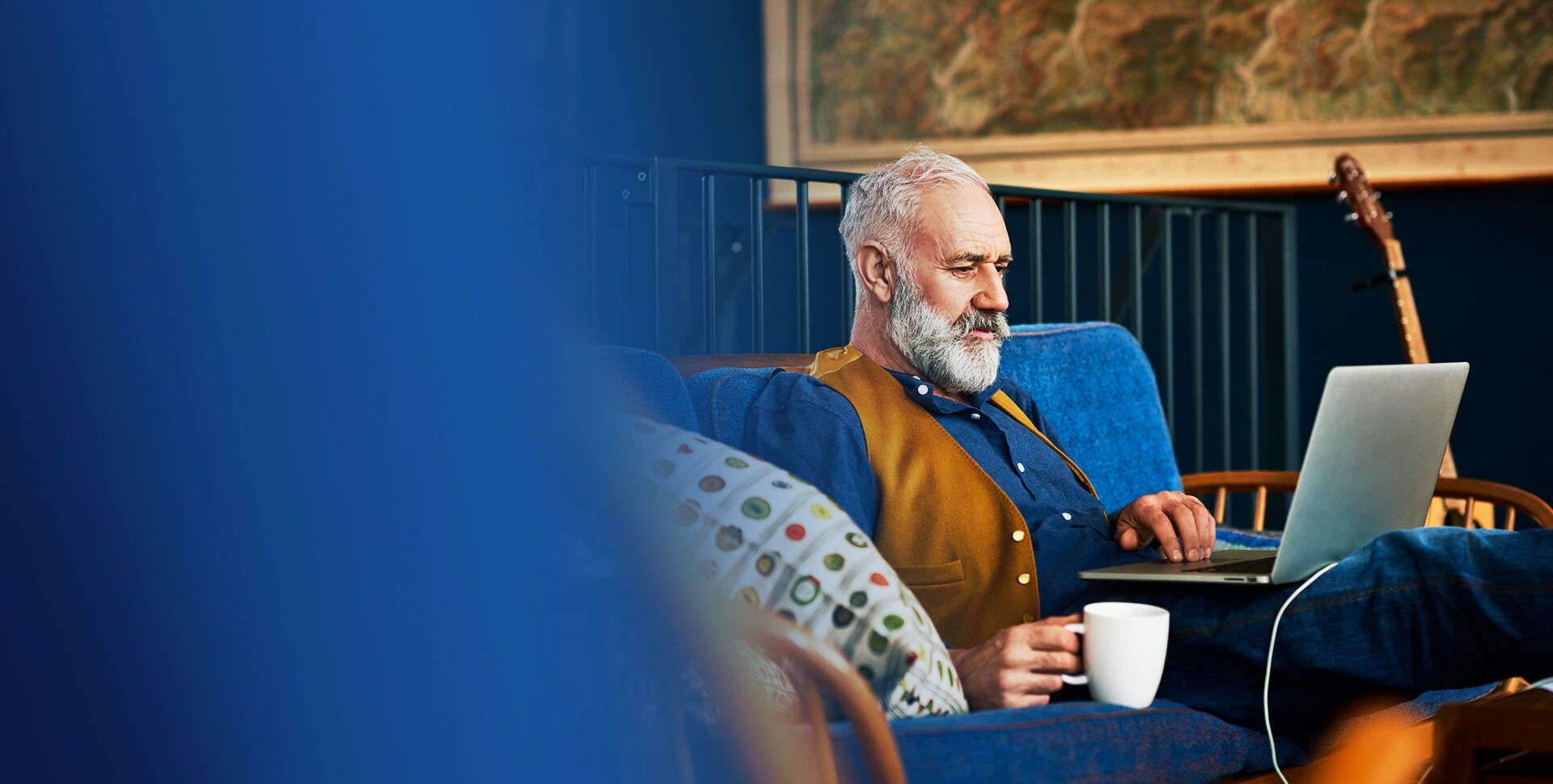 banniere Homme d'age mur barbu travaillant sur son ordinateur avec un cafe