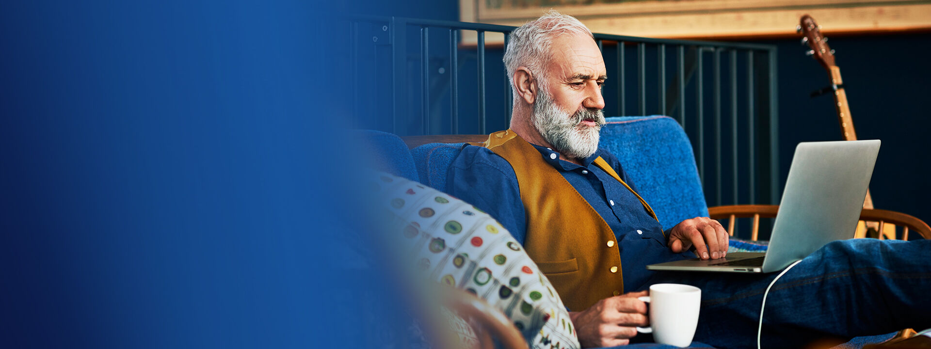 banniere Homme d'age mur barbu travaillant sur son ordinateur avec un cafe