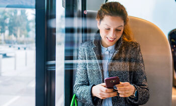 femme active souriante manteau avec telephone