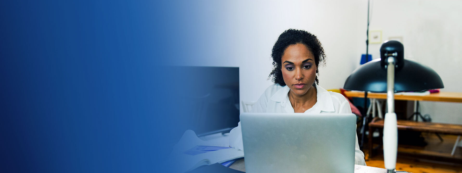 banniere femme sérieuse travaillant sur ordinateur portable