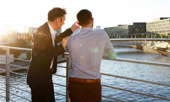 2 hommes professionnels parlant et regardant les immeuble