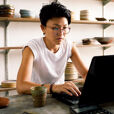 femme commerçante bureau ordinateur