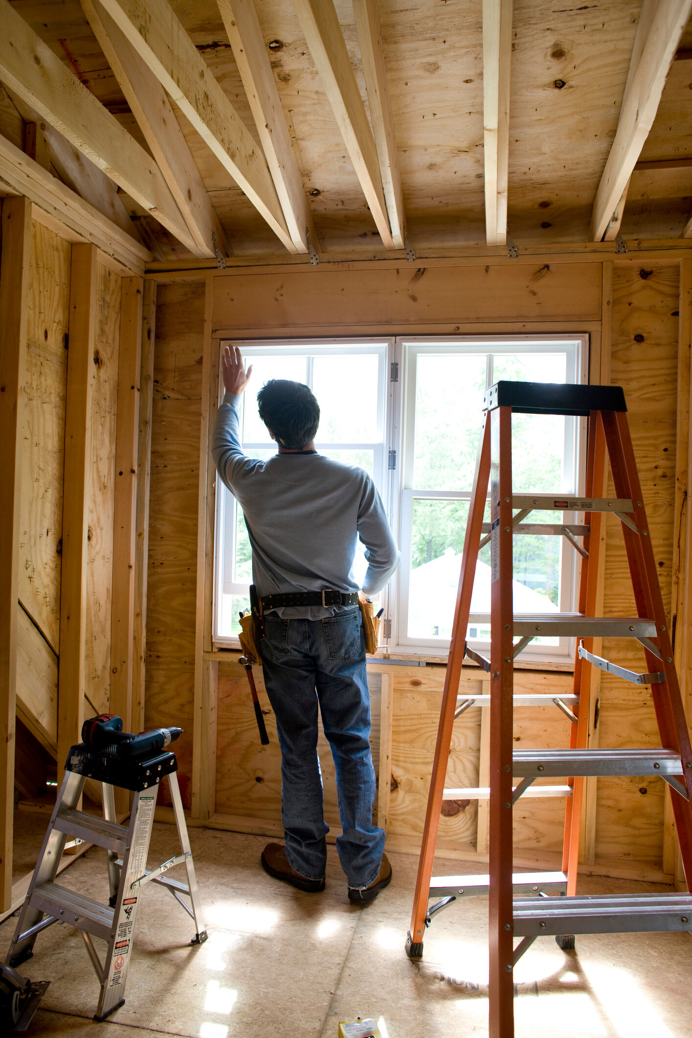 Entrepreneur travaillant sur fen&ecirc;tre dans une nouvelle maison
