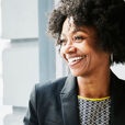 femme professionnel souriante veste noire