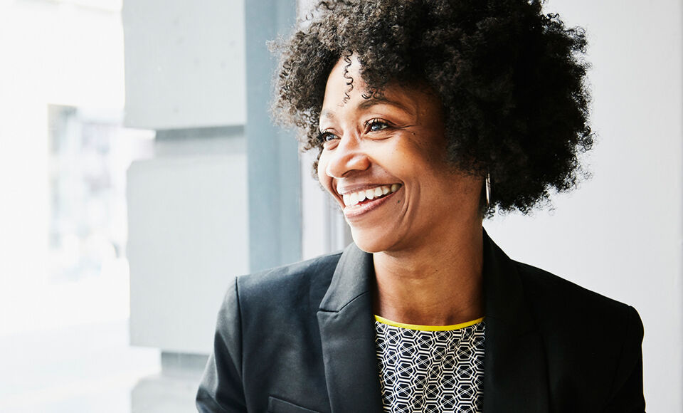 femme professionnel souriante veste noire