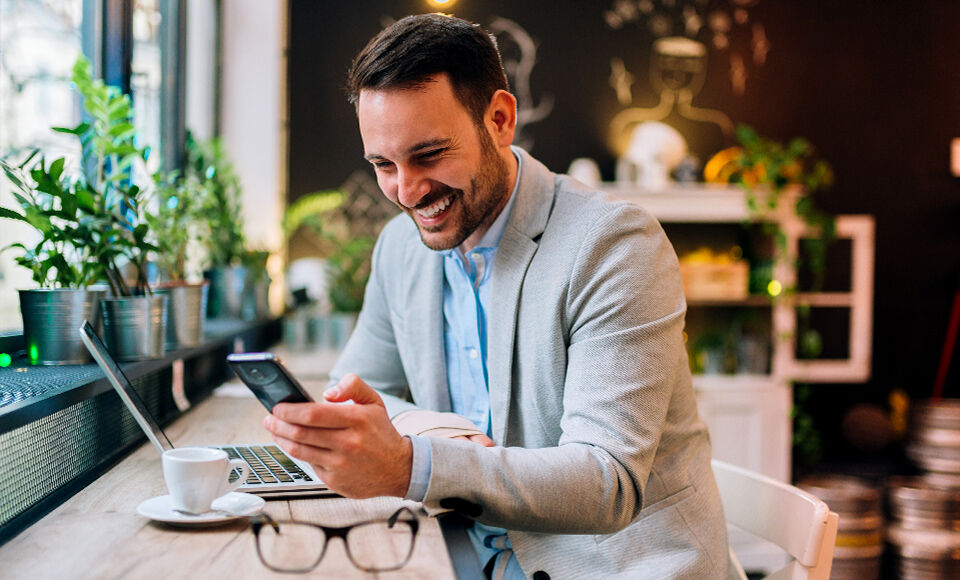 homme smartphone ordinateur professionnels