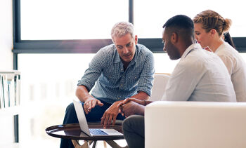 employés bureau femme hommes ordinateur