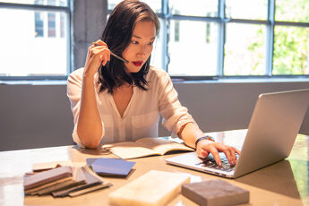femme employé ordinateur bureau