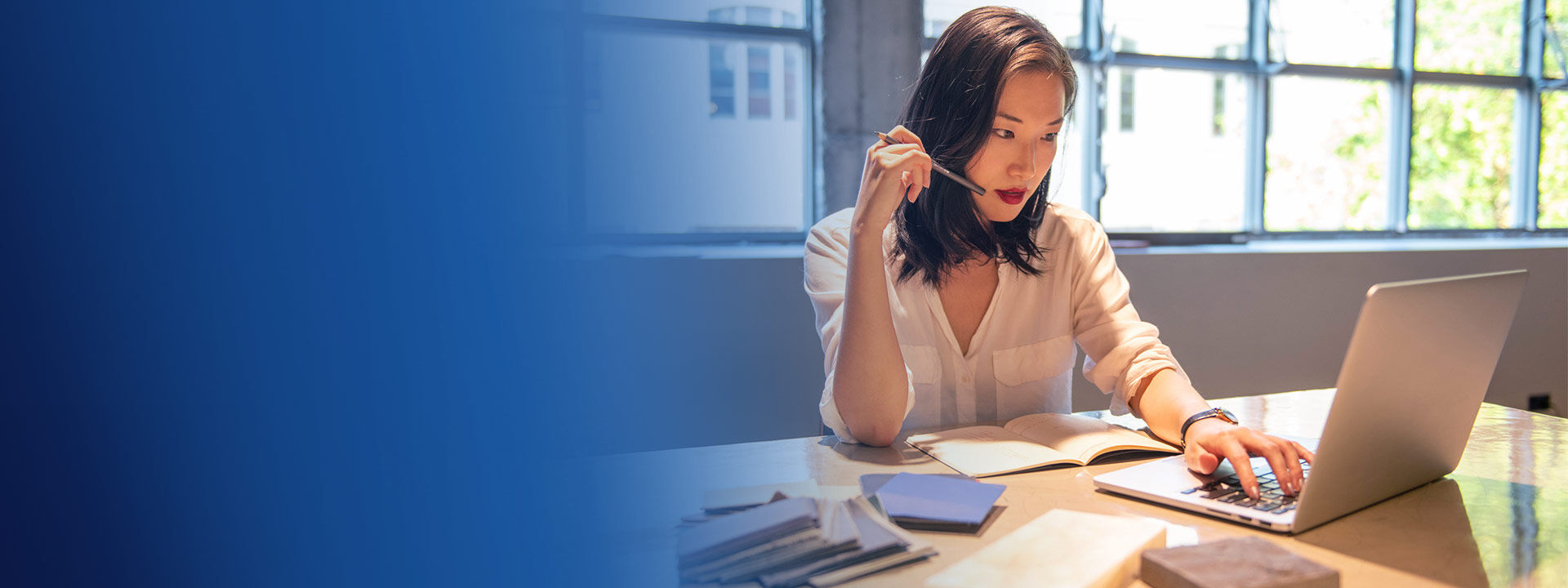 femme employé ordinateur bureau