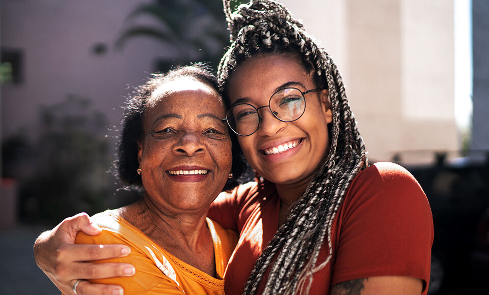 Jeune femme embrassant sa grand mere
